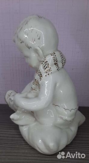Фарфор статуэтка Мальчик на подушке Песочное