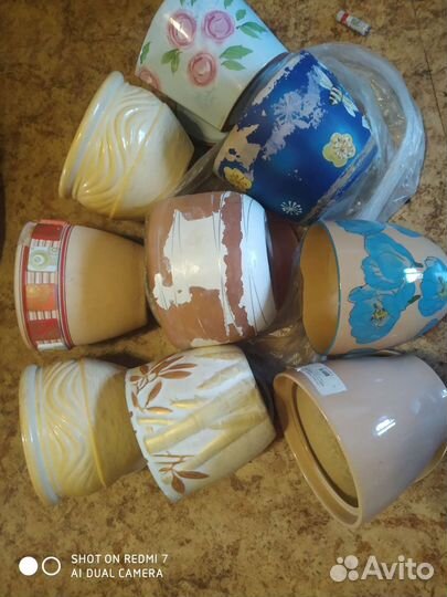 Горшки глиняные и пластиковые