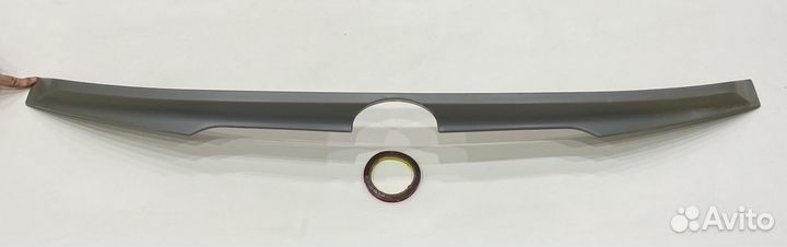 Спойлер на заднюю дверь под стекло Toyota Fortuner