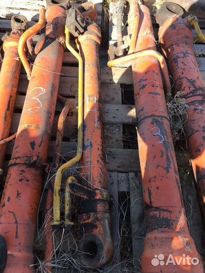 Гидроцилиндры от экскаватора Hitachi Хитачи