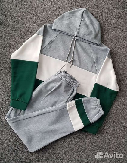 Стильный плотный спортивный костюм