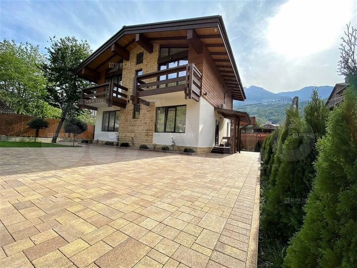 Коттедж 285 м² на участке 6,5 сот.