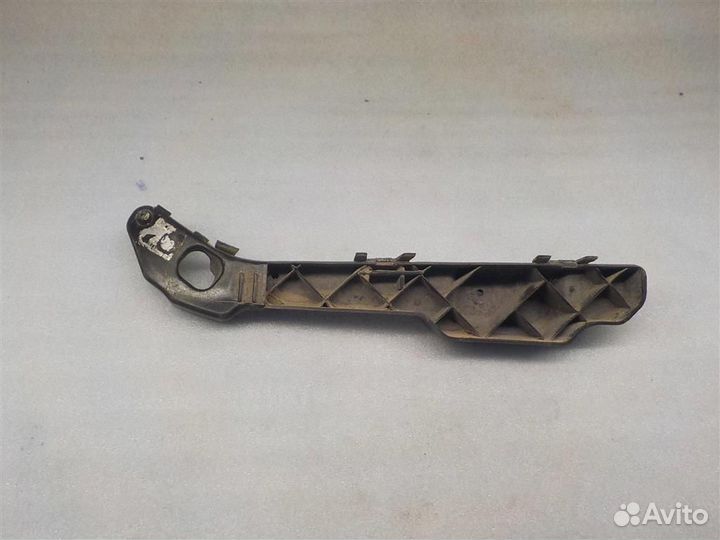 Кронштейн переднего бампера левый KIA Carens (UN)