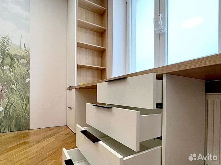 Детская рабочая зона у окна для двоих