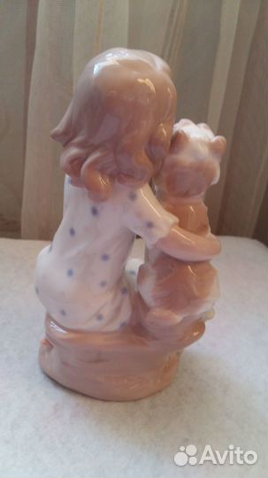 Статуэтка Девочка с собакой (фарфоровая фигурка)