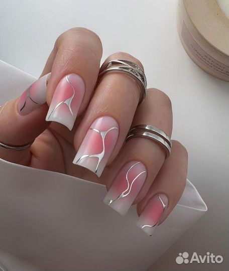 Модель на маникюр
