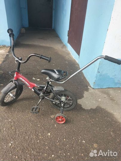 Детский трехколесный велосипед с ручкой