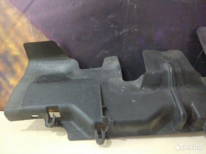 Диффузор радиатора левый Volkswagen Passat Variant