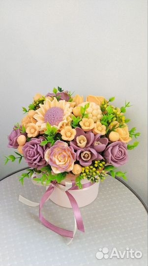 Композиция из мыла в шляпной коробке