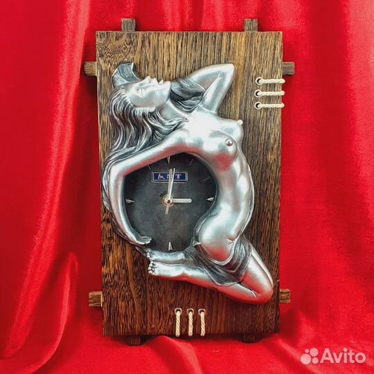 Часы настенные с девушкой