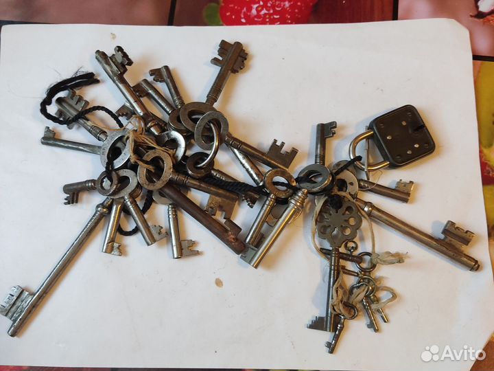 Старинные замки и ключи