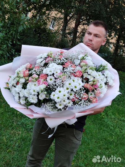 Букет гигант из хризантемы кустовой, розы, эустомы