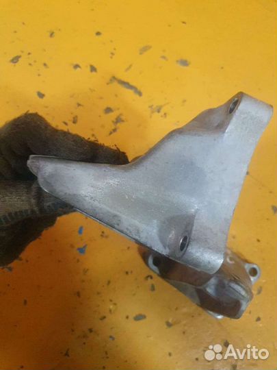 Кронштейн подушки двигателя опора двс 2.5 2arfse 2