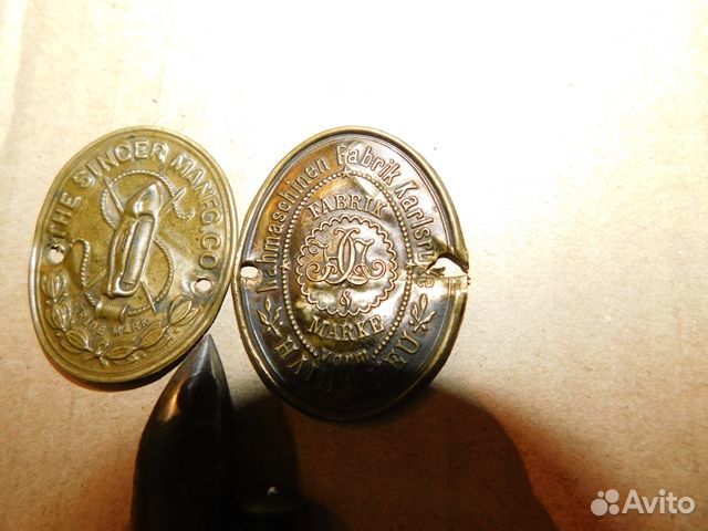 2 латунные шильды от старинных швей машин Зингер и