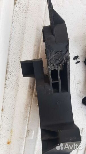 Педаль сцепления и тормоза на Ford fusion