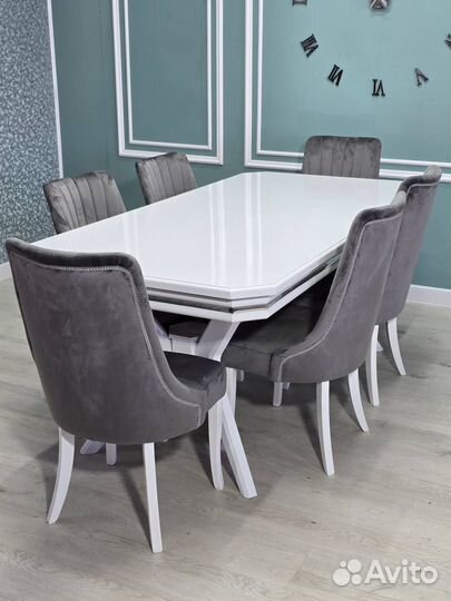 Стол и стулья в гостиную. В наличии