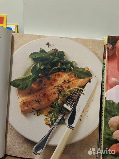 Две кулинарные книги с глянцевыми страницами