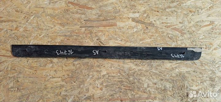 Накладка на порог правая Audi A5 8T 2010 8T0853374