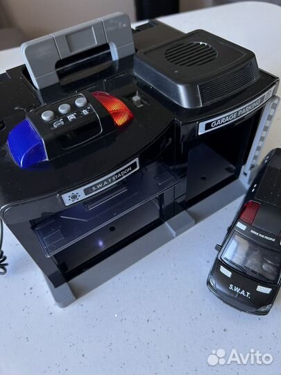 Игрушечный гараж с машинкой