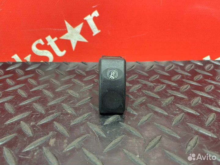 Кнопка стояночного тормоза