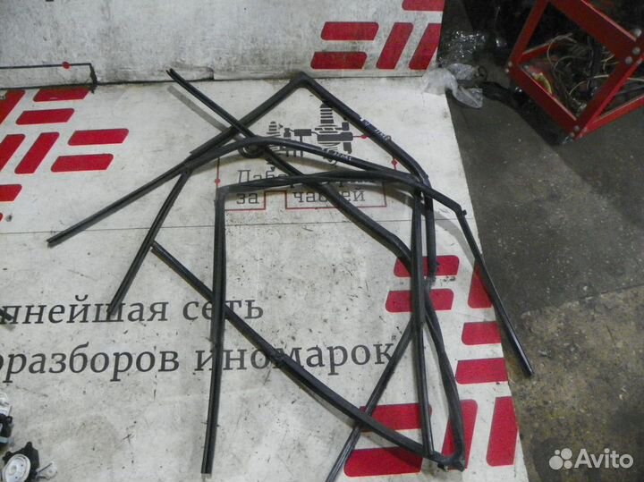 Уплотнитель стекла двери Suzuki SX4