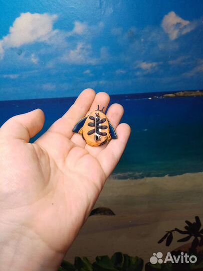 Брошь пчела