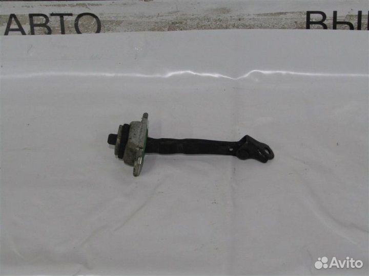 Ограничитель двери передней левой. Kia Rio G4FG