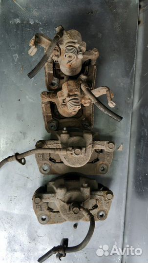 Передний тормозной суппорт Suzuki SX4 седан