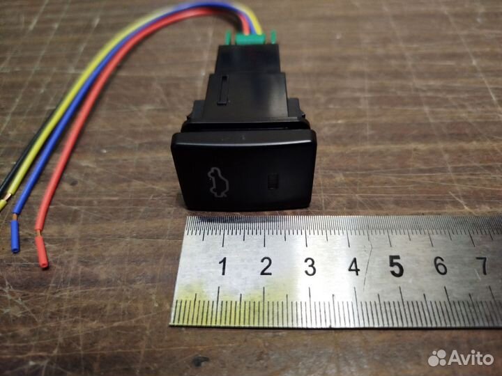 Кнопка открытия багажника Toyota