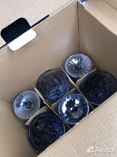 Цветные бокалы с рюмками и с графином