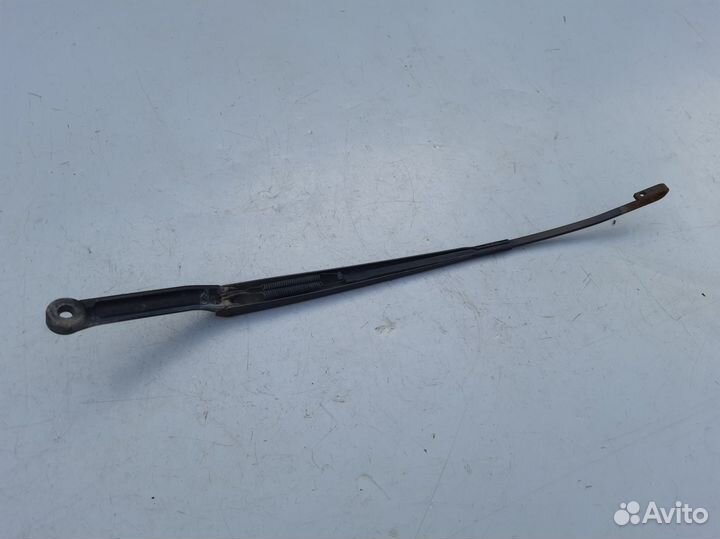 Поводок стеклоочистителя правый Ауди А6 С5