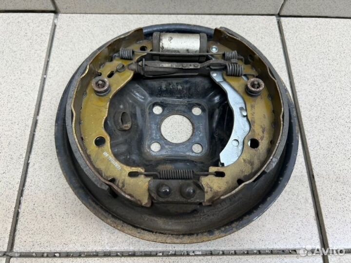 Щит опорный задний левый Renault Logan K7MA812 1