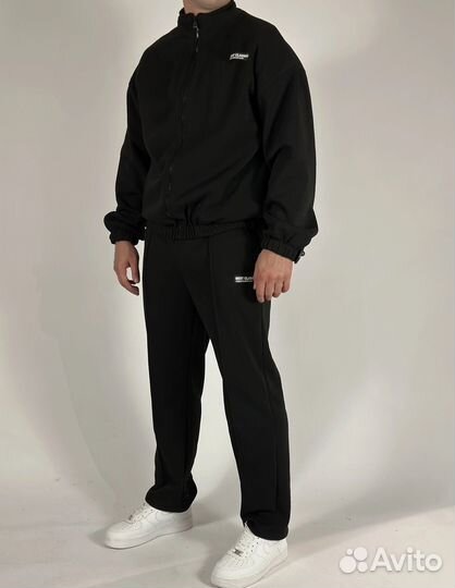 Черный спортивный костюм