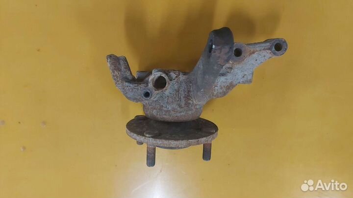 Кулак передний правый Nissan Almera N16