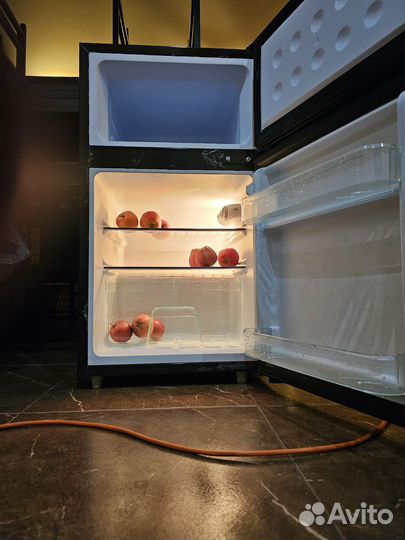 Двухкамерный мини холодильник Tesler RCT-100