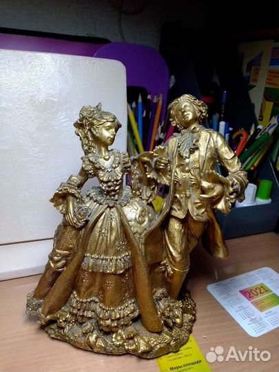 Красивая статуэтка