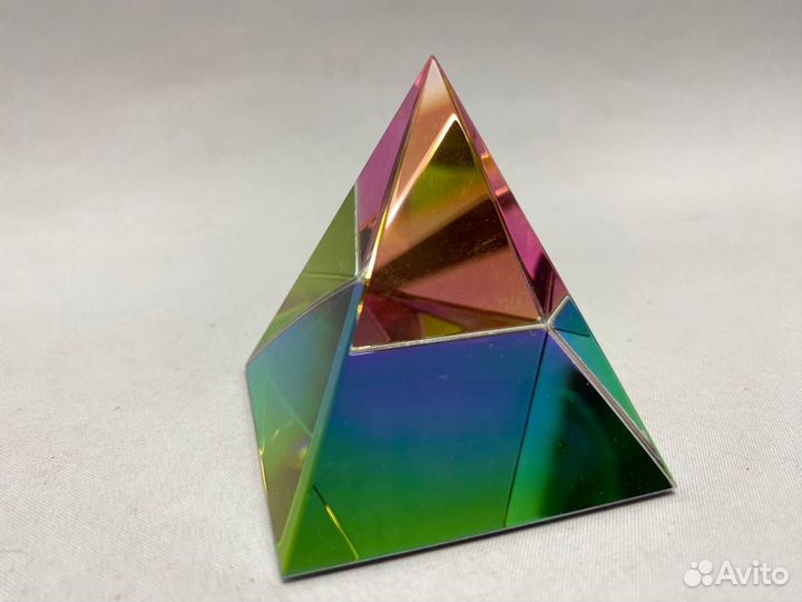 Сувенир пирамида хрусталь разноцветная Австрия