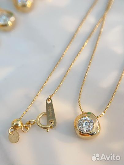 Золотое колье с природным бриллиантам