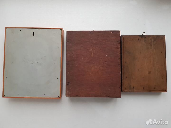 Иконы в киоте. Все разные. 3 штуки