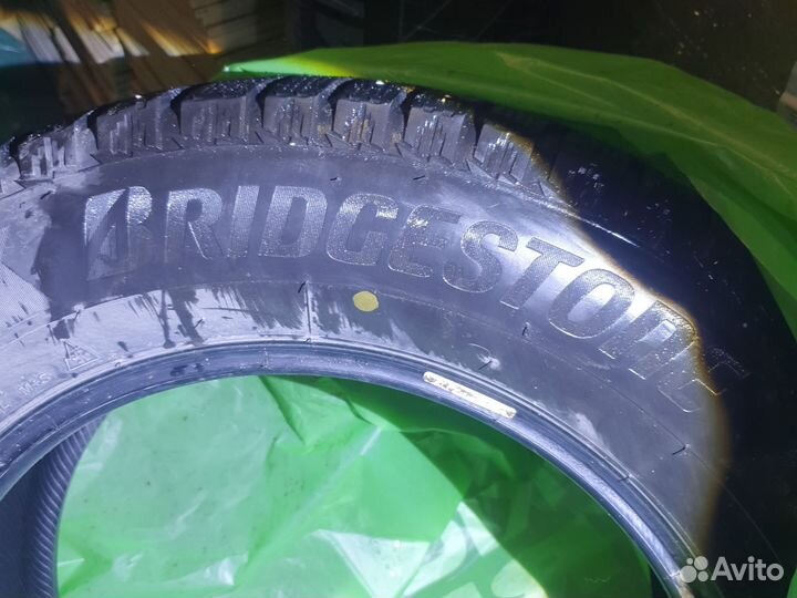 Bridgestone Ice Cruiser 7000S 215/65 R16 98T