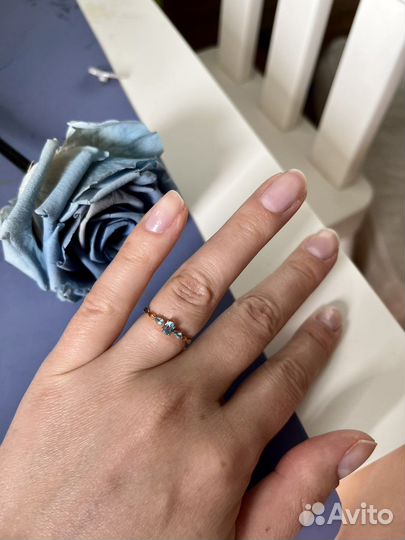 Золотое кольцо с голубым топазом