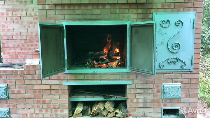 Место для пикника у водоёма. Мангал