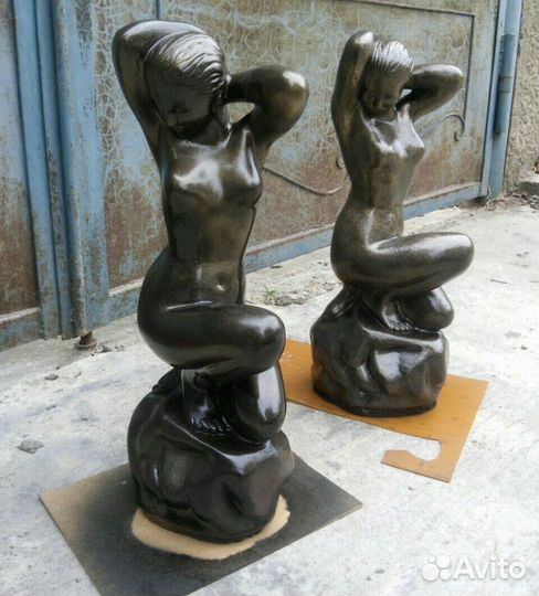 Статуя девушка на камне