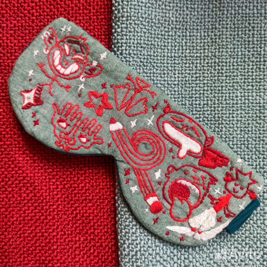 Вышитая маска для сна