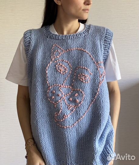 Вязаный жилет с вышивкой ручной работы