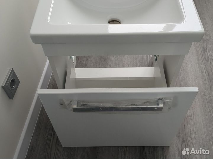 Раковина в ванную с тумбой и зеркалом