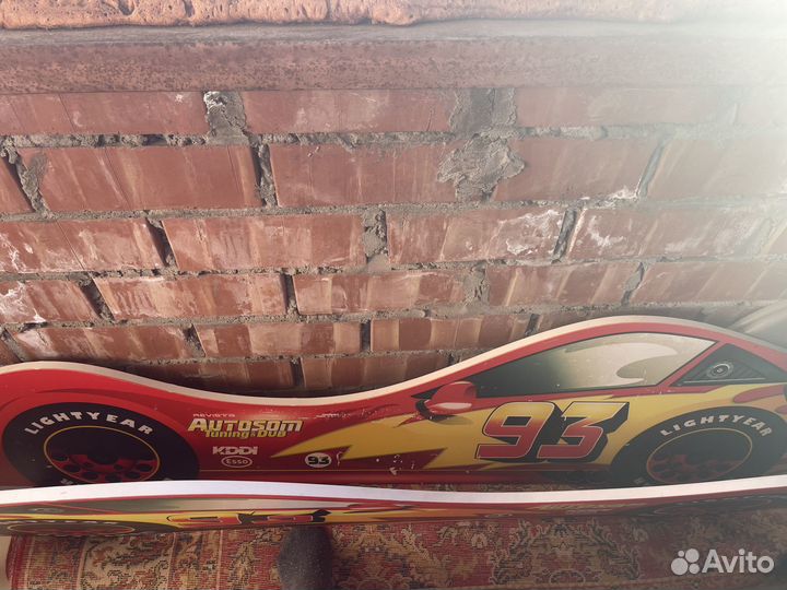 Детская кровать-машинка