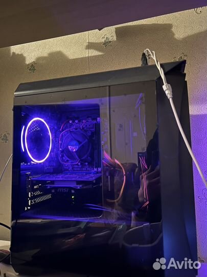 Игровой компьютер с монитором и клавиатурой