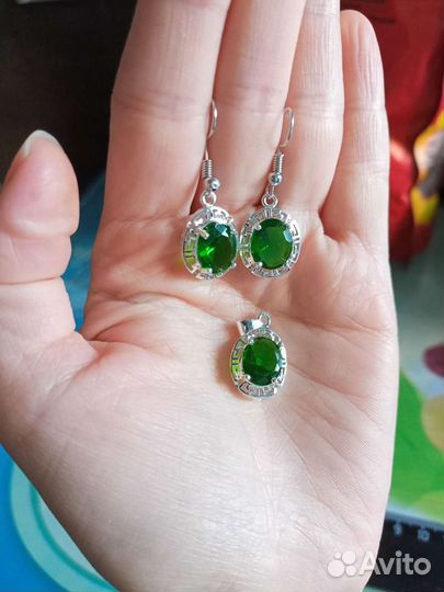 Серьги с зелёными кристаллами(серьги и подвеска)