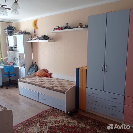 Мебель для детской (стол, шкаф, кровать)